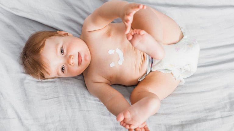 Veja a partir de quando pode utilizar protetor solar infantil em crianças.