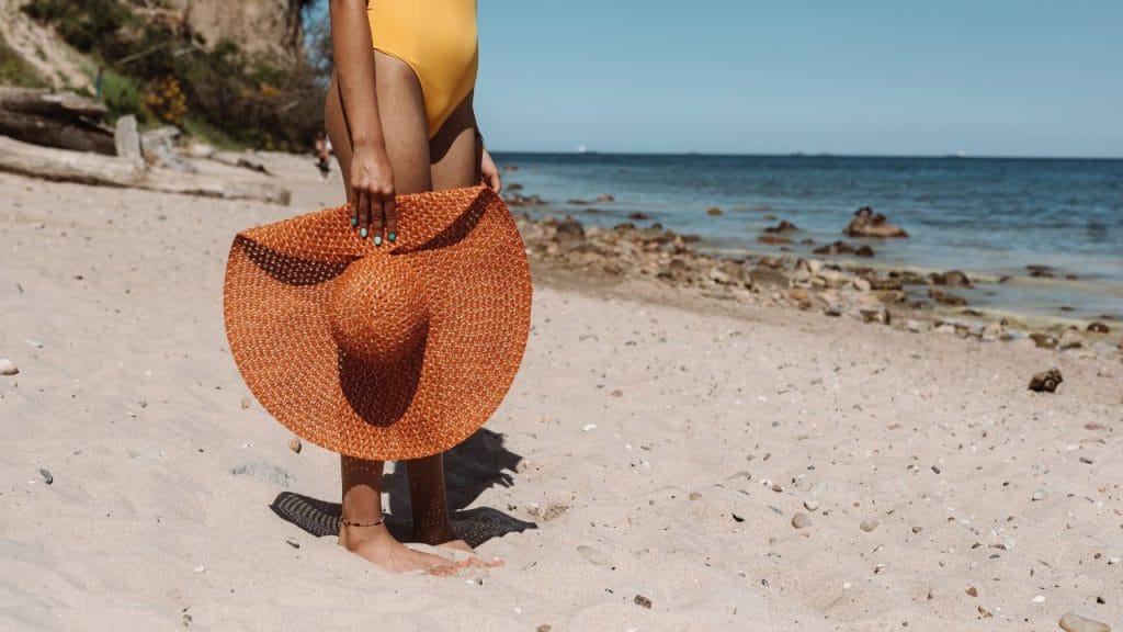 Chapéus e bonés podem ser uma ótima opção para proteger o rosto dos raios solares no verão.