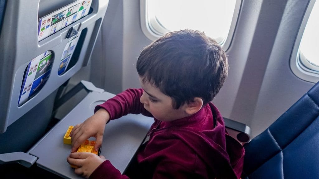 Brinquedos pequenos e leves são ótimas opções para distrair as crianças durante a viagem.