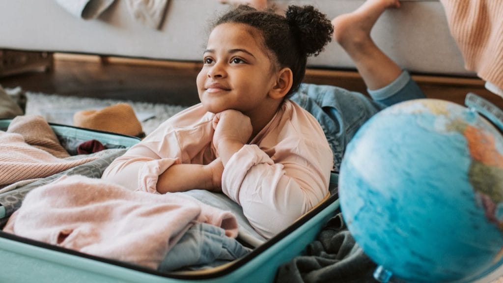 Procure sempre levar roupas e sapatos confortáveis na mala de viagem das crianças.