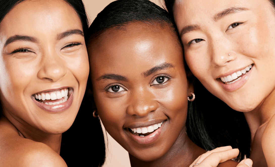 um close de três mulheres sorrindo - skin care no inverno