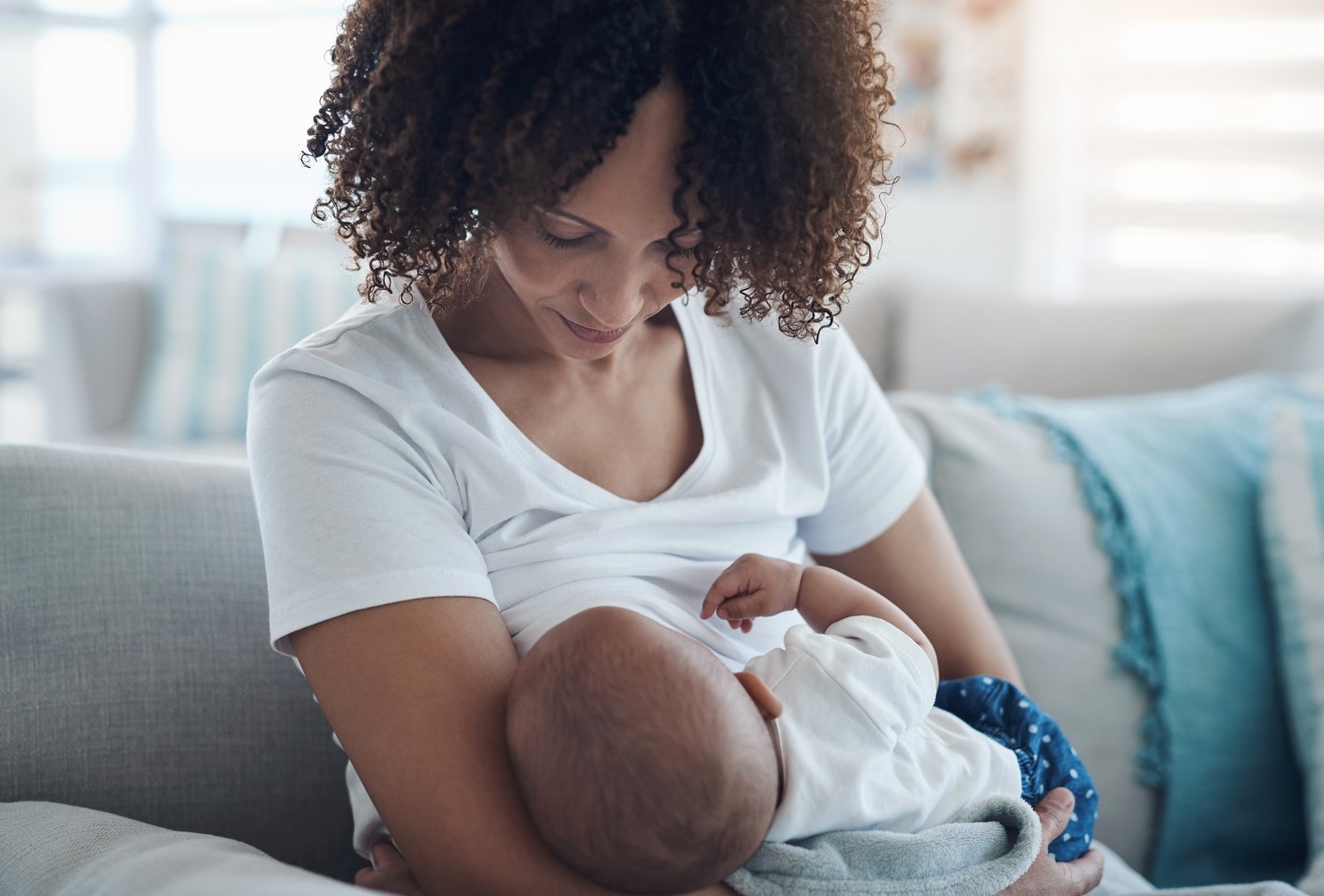 mãe e bebê durante a amamentação