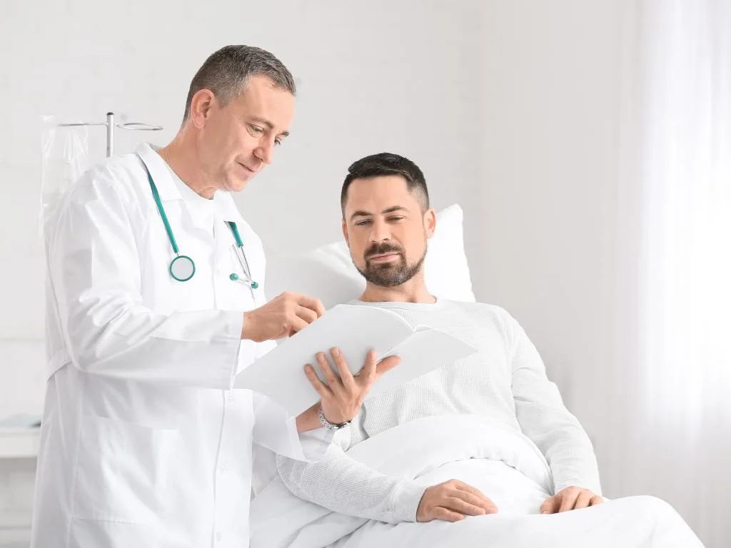 Homem falando com médico para entender seu diagnóstico