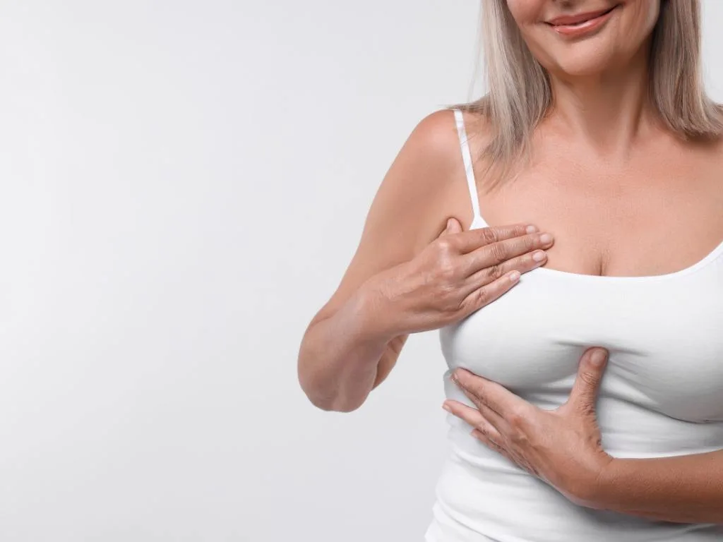 Mulher autoconferindo câncer de mama