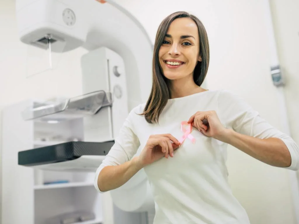 Mulher com fita de conscientização sobre câncer de mama