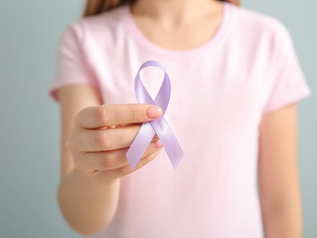 Mulher segurando fita lilás para conscientização durante Março Lilás