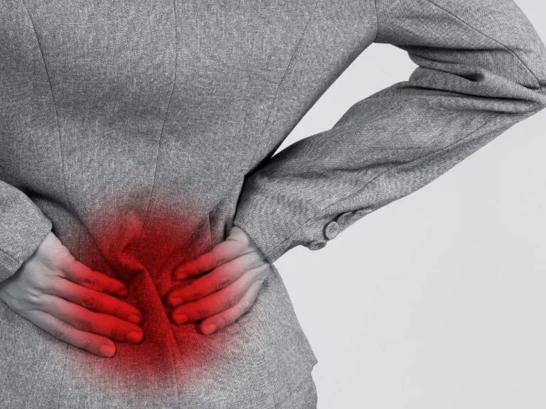 Mulher com dor local relacionada a miosite