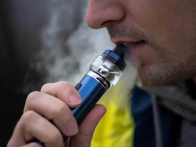 Pessoa fumando vape