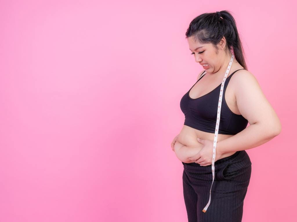 Mulher olhando seu ganho de peso