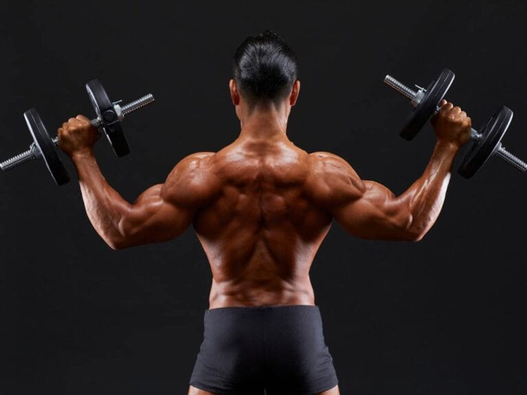 Homem levantando peso