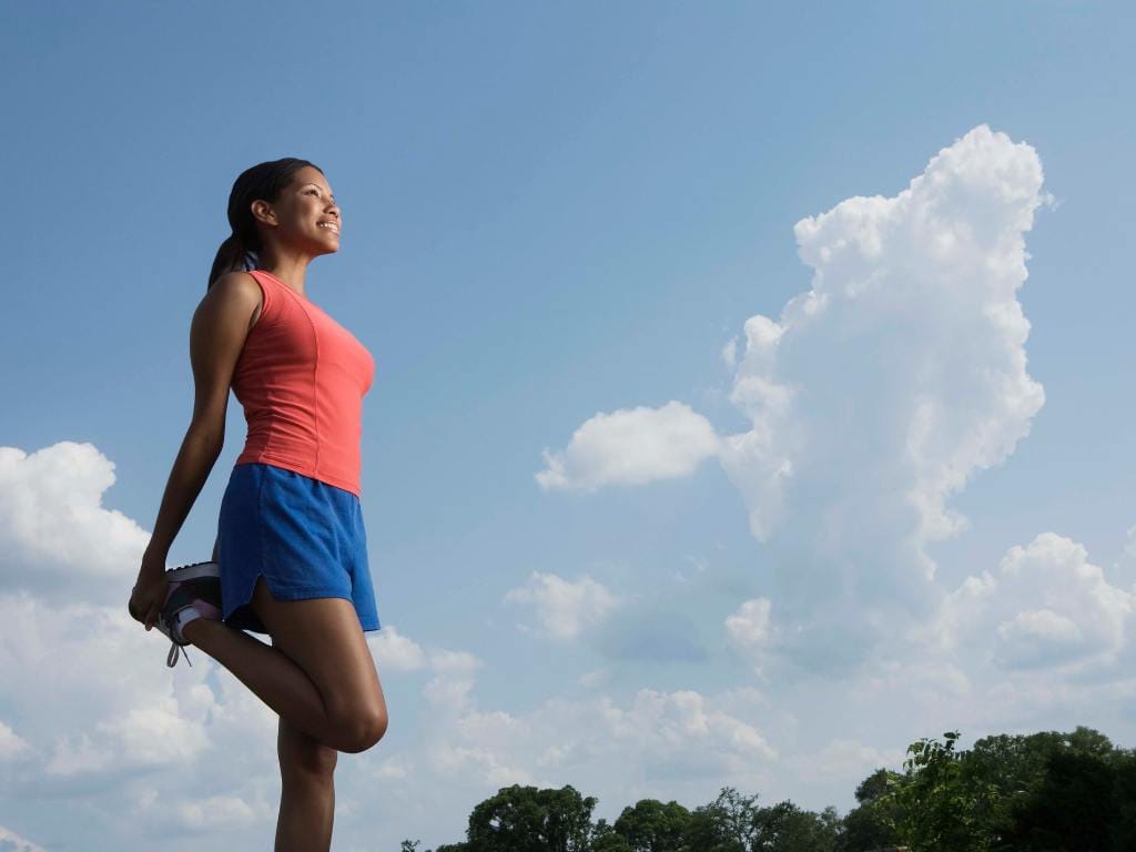 Mulher praticando exercícios