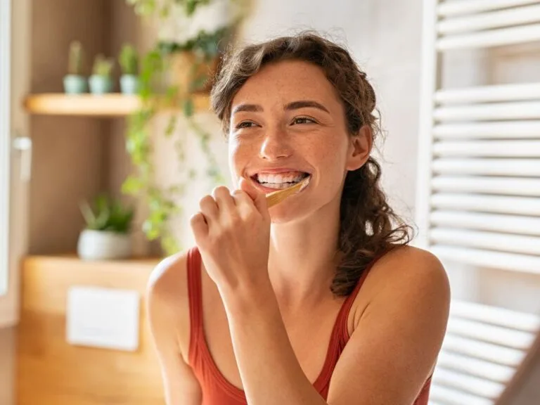 mulher aprendendo como escovar os dentes