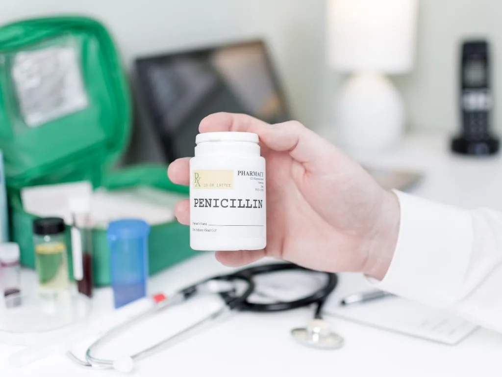Médico segurando benzetacil