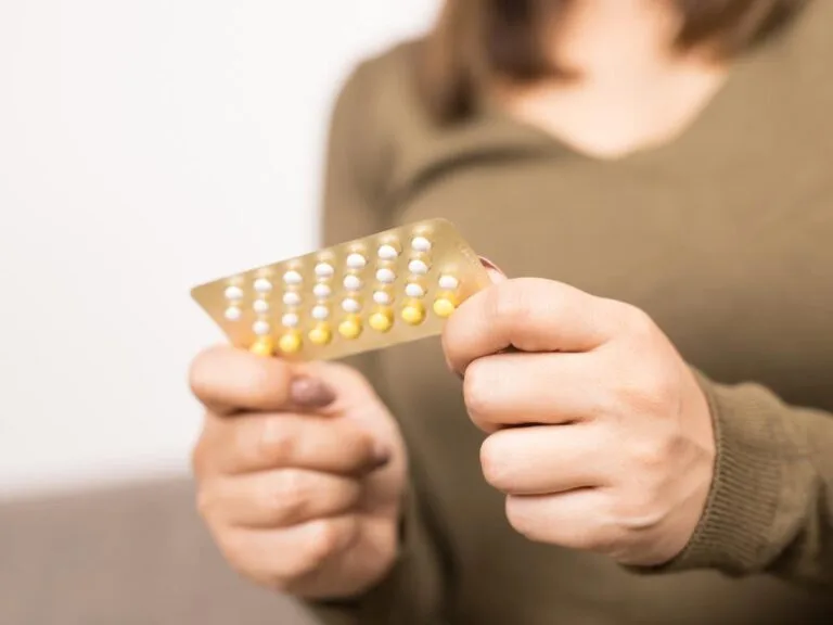 Mulher com anticoncepcional