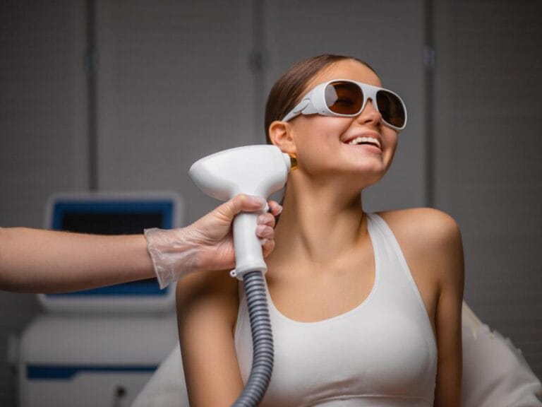 Mulher sorrindo fazendo depilação a laser