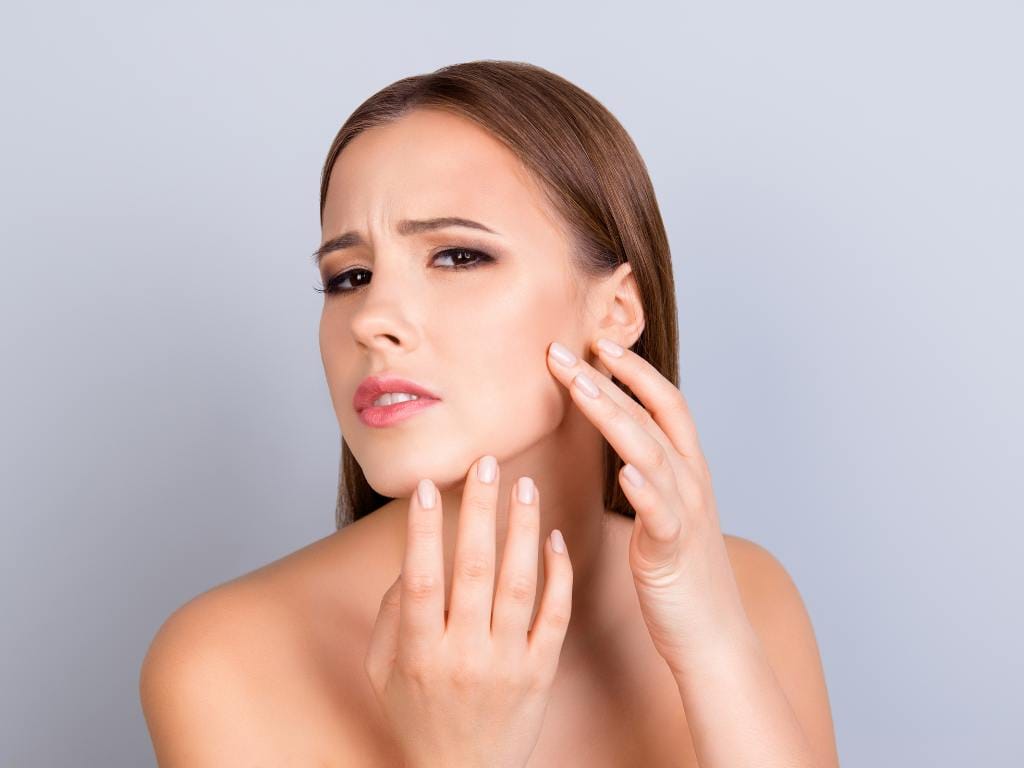 Mulher olhando sua pele