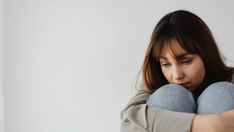 mulher com semblante triste com ciclotimia