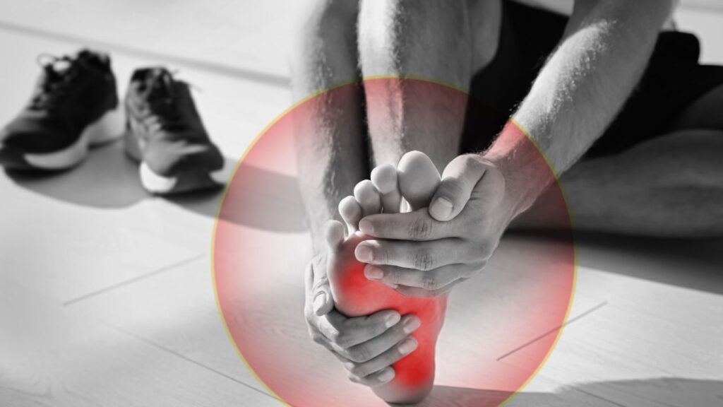 pessoa segurando o pé com dor depois de praticar exercícios