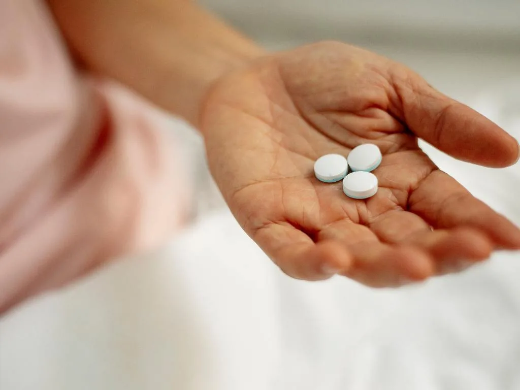 Pessoa com pílulas na mão
