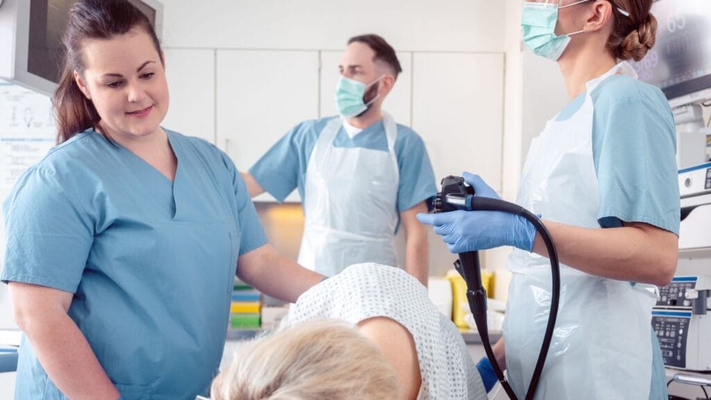 médicos fazendo colonoscopia