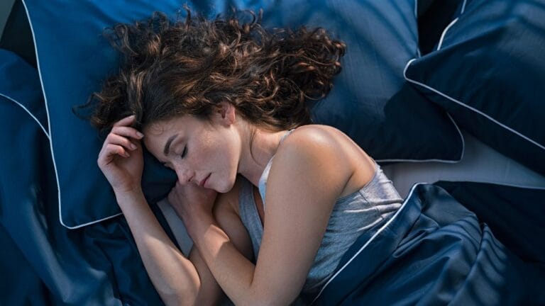 mulher dormindo após fazer higiene do sono