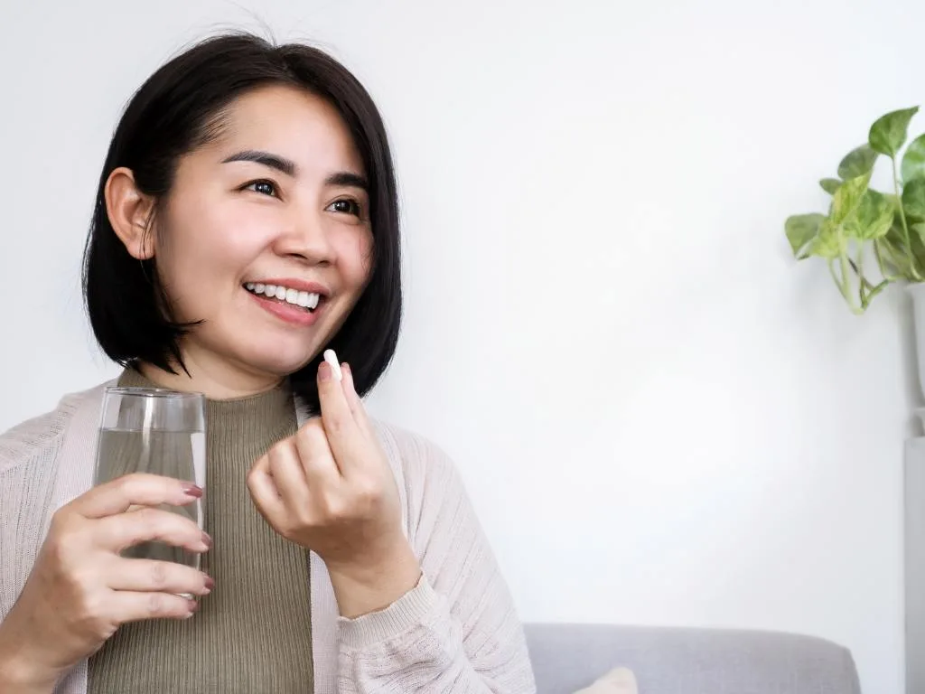 Mulher tomando remédio