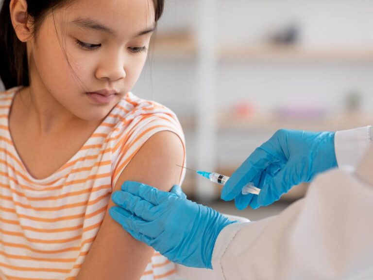 Menina tomando vacina HPV