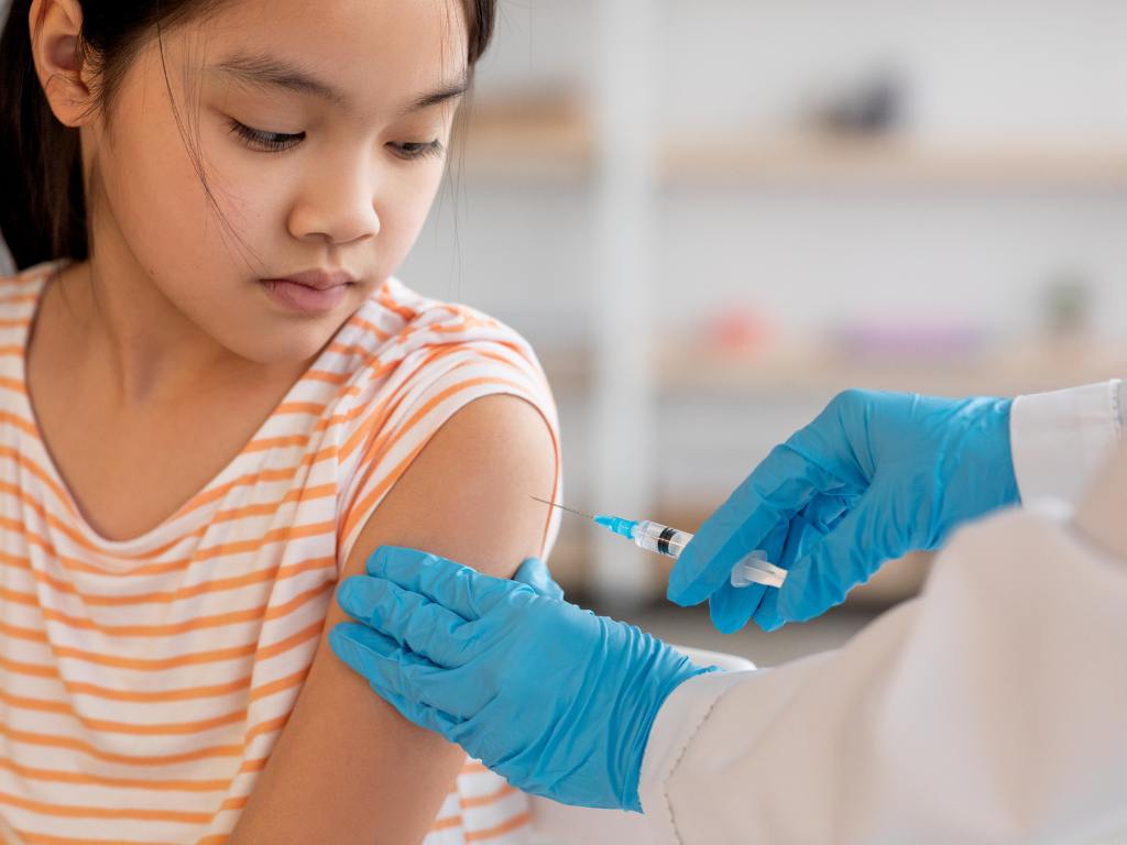 Menina tomando vacina HPV